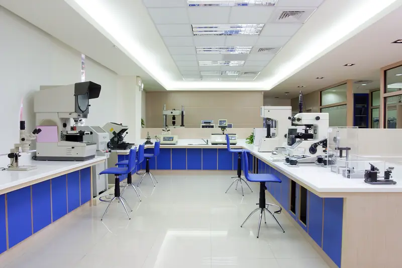 Laboratoire de contrôle qualité équipé de microscopes et de postes de mesure