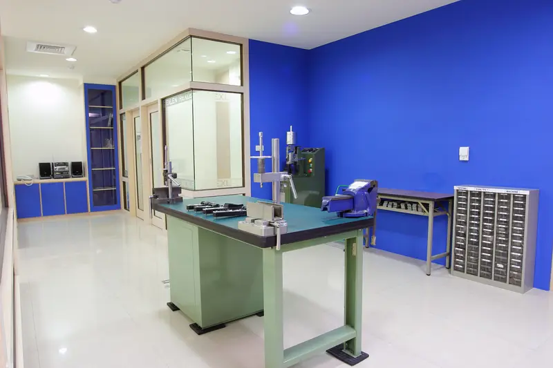 Salle de contrôle avec marbre de mesure, étau et casier d’échantillons