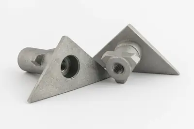Pièces triangulaires de fonderie d’acier