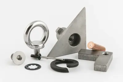 Assortiment de pièces FASTIA : anneau de levage, pièce de fonderie, goujon cuivré, rondelles