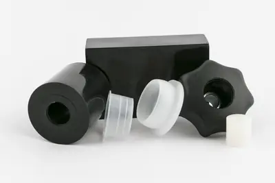 Pièces techniques en plastique noir et translucide