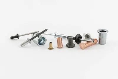 Rivets aveugles, écrous à sertir et goujons à souder cuivrés